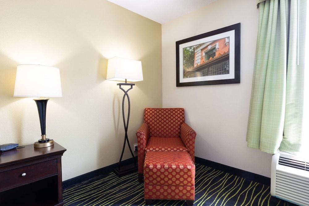 Hampton Inn Columbia I-26/Harbison Blvd מראה חיצוני תמונה